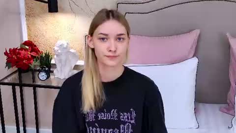 Elizabeth online show from July 30, 4:08 pm