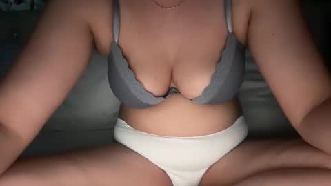 Ella online show from November 9, 7:10 pm