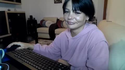 Ella online show from April 30, 4:12 pm