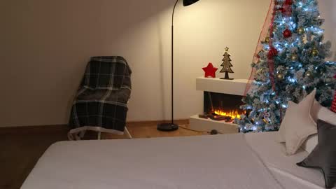 Snapshot of ella_twinkle chatting on December 20, 7:28 pm Ella online show from December 20, 7:28 pm
