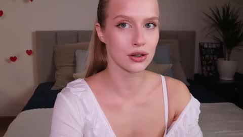 Snapshot of ella_twinkle chatting on February 16, 7:27 pm Ella online show from February 16, 7:27 pm