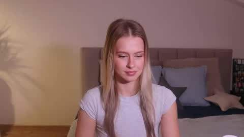 Snapshot of ella_twinkle chatting on January 25, 7:38 pm Ella online show from January 25, 7:38 pm
