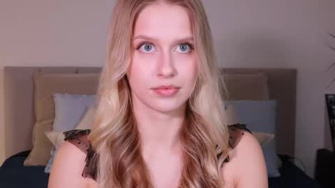 Snapshot of ella_twinkle chatting on February 22, 7:32 pm Ella online show from February 22, 7:32 pm
