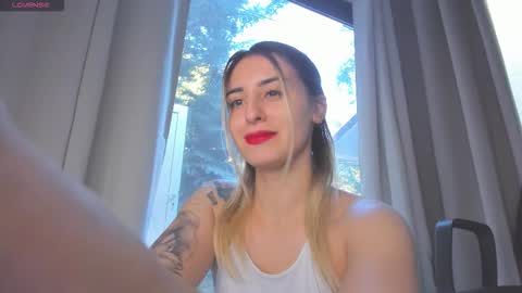 Snapshot of ella_vee chatting on September 16, 4:53 am ella_vee online show from September 16, 4:53 am