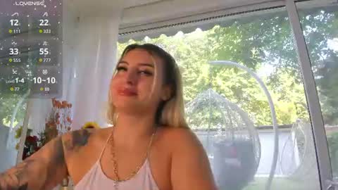 ella_vee online show from July 3, 6:52 am