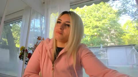 ella_vee online show from May 4, 5:00 am