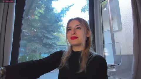 Snapshot of ella_vee chatting on October 1, 5:01 am ella_vee online show from October 1, 5:01 am