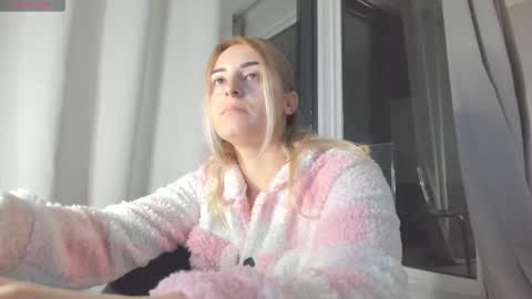 Snapshot of ella_vee chatting on October 13, 2:36 am ella_vee online show from October 13, 2:36 am