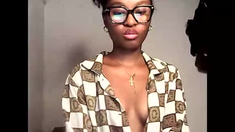 ellah245 online show from May 2, 11:41 pm