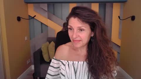 EllaLongs online show from July 1, 11:32 am