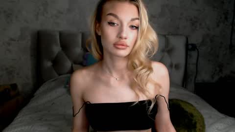 ellamilla online show from May 5, 1:36 pm