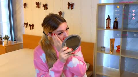 Snapshot of ellamilla chatting on December 25, 5:26 am ellamilla online show from December 25, 5:26 am