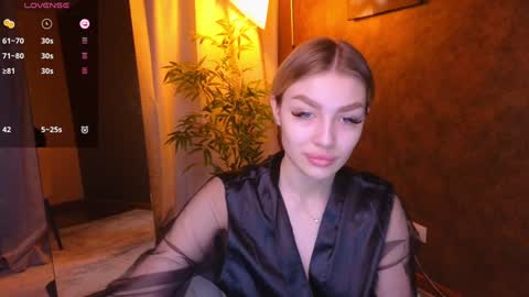 Snapshot of ellamilla chatting on January 9, 5:44 am ellamilla online show from January 9, 5:44 am