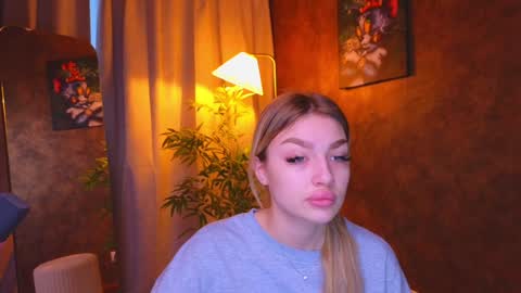 Snapshot of ellamilla chatting on January 7, 5:22 am ellamilla online show from January 7, 5:22 am