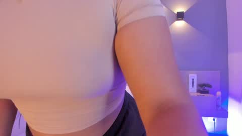 Snapshot of ellamontoya chatting on January 24, 4:37 am Ella online show from January 24, 4:37 am