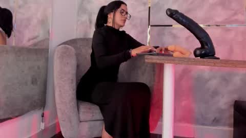  ella  online show from October 25, 12:02 pm