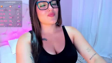 Snapshot of ellarosee_ chatting on December 14, 2:42 pm ellarosee_ online show from December 14, 2:42 pm