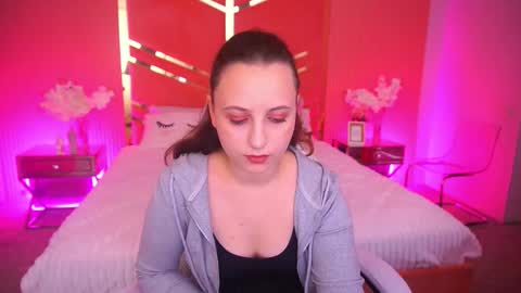 elleebloom online show from November 3, 2:32 pm