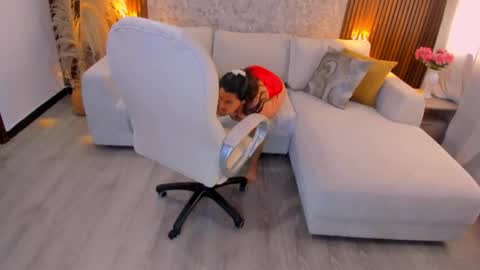 Ellie  online show from November 22, 8:00 pm