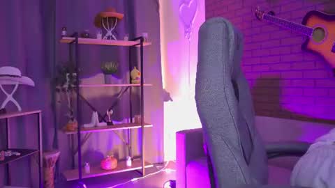 elliecutes online show from August 4, 9:15 am
