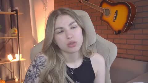 elliecutes online show from April 30, 9:03 am