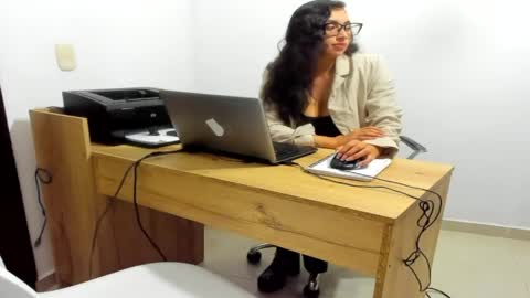 elliee_wlisson online show from May 26, 4:34 am