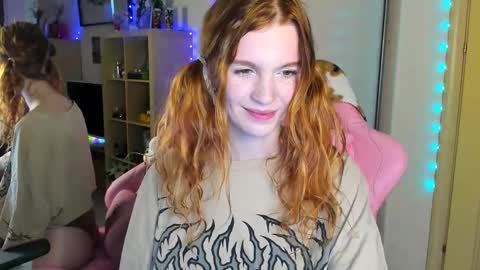 Snapshot of elly_milas chatting on October 12, 8:28 am Elly Fansly online show from October 12, 8:28 am