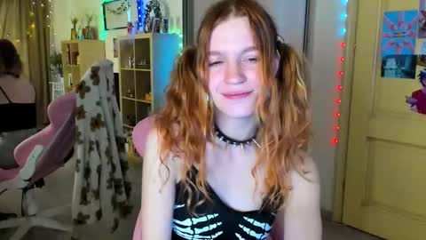 Snapshot of elly_milas chatting on October 13, 8:39 am Elly Fansly online show from October 13, 8:39 am