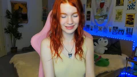 Snapshot of elly_milas chatting on December 6, 6:15 am Elly Fansly online show from December 6, 6:15 am