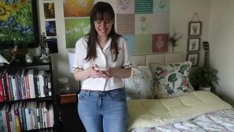 Elly Naomi online show from May 8, 5:16 pm