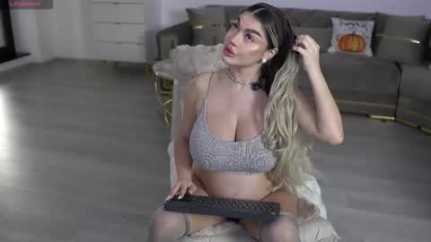 Elly online show from November 17, 2:07 pm