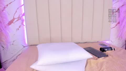 Snapshot of elody_rousse chatting on October 18, 1:36 pm elody_rousse online show from October 18, 1:36 pm