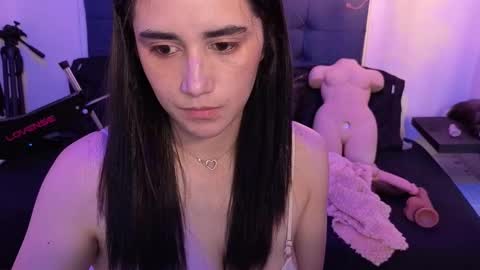 Snapshot of elowen_halley1 chatting on October 6, 7:40 pm elowen_halley1 online show from October 6, 7:40 pm