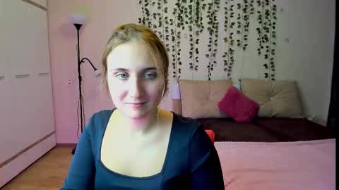 Snapshot of elsa_hot_here chatting on October 9, 12:20 pm Elsa online show from October 9, 12:20 pm