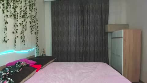 Snapshot of elsa_hot_here chatting on December 21, 3:36 am Elsa online show from December 21, 3:36 am