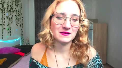 Snapshot of elsa_hot_here chatting on December 20, 3:47 am Elsa online show from December 20, 3:47 am