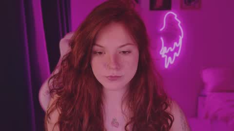 Snapshot of elsie_ginger chatting on December 8, 7:32 pm Elsie online show from December 8, 7:32 pm