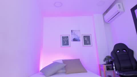 Snapshot of emelie_89 chatting on February 19, 12:22 pm emelie_89 online show from February 19, 12:22 pm