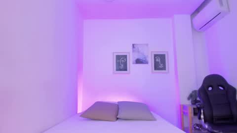 Snapshot of emelie_89 chatting on January 8, 12:05 pm emelie_89 online show from January 8, 12:05 pm