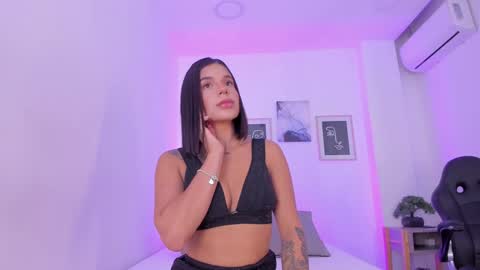 Snapshot of emelie_89 chatting on January 28, 11:49 am emelie_89 online show from January 28, 11:49 am
