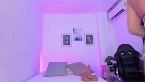 Snapshot of emelie_89 chatting on January 29, 12:02 pm emelie_89 online show from January 29, 12:02 pm