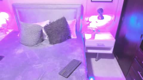 Snapshot of emelie_ch_ chatting on January 12, 2:03 am Emily  online show from January 12, 2:03 am