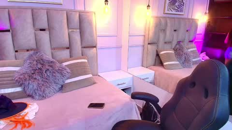 Snapshot of emelie_ch_ chatting on January 9, 12:57 am Emily  online show from January 9, 12:57 am