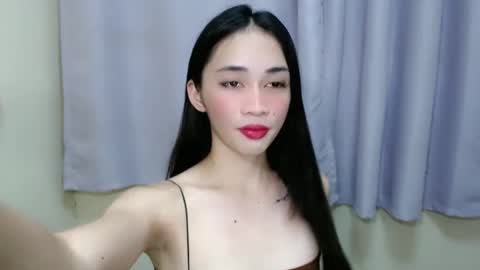 Snapshot of emelyn_fuckdoll chatting on February 20, 6:28 am Scarlett online show from February 20, 6:28 am