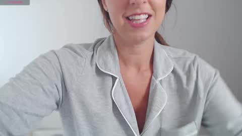 Snapshot of emerald_kittycat chatting on October 19, 8:27 am just me online show from October 19, 8:27 am