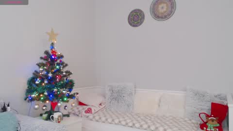 Snapshot of emerald_kittycat chatting on January 17, 11:38 am just me online show from January 17, 11:38 am