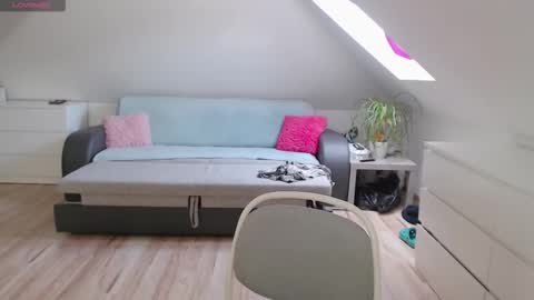 Snapshot of emerald_kittycat chatting on September 10, 9:31 am just me online show from September 10, 9:31 am