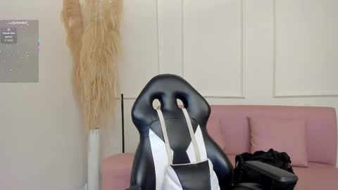 Snapshot of emiilycutex_ chatting on October 20, 12:19 pm online show from October 20, 12:19 pm