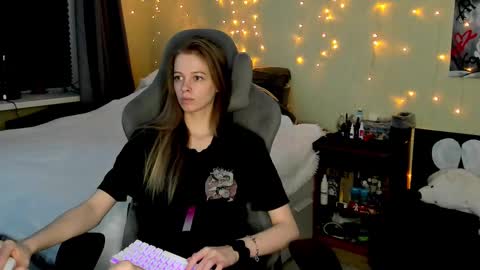 Snapshot of emili_sweet__ chatting on March 10, 3:30 pm emili_sweet__ online show from March 10, 3:30 pm