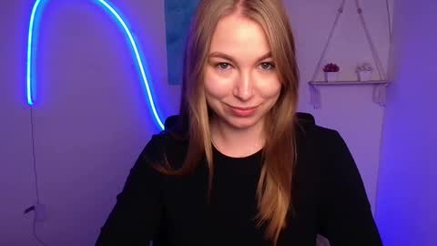 Snapshot of emilia_ilia chatting on October 18, 5:54 am Emilia online show from October 18, 5:54 am